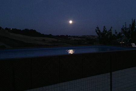 La piscina vista di notte
